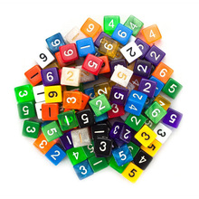 20 unidades de dados Multicolor, 9 colores, juego de rompecabezas de dados divertidos, se envía a los niños, dados de 4 caras 2024 - compra barato