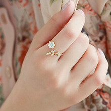 Coreano twisted leaves flor strass aberto anel de dedo da cor do ouro para a mulher instrução ajustável anel atacado jn0429 2024 - compre barato