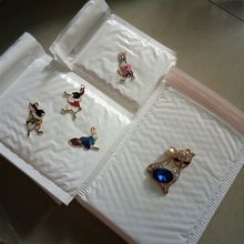 Bolsa autoadhesiva de plástico para embalaje de joyas, paquete de bolsas de mensajería, con película de perlas, color blanco, 30 Uds. 2024 - compra barato