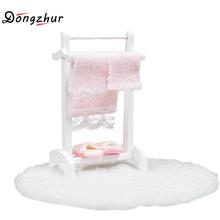 Dongzhur casa de boneca acessórios simulação em miniatura toalheiro + cobertor branco modelo artesanal diy dollhouse cena decoração 2024 - compre barato