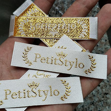 1000 pcs , 2 * 8 cm Custom golden satin ribbon cloth label metallic thread woven tag 2024 - compre barato