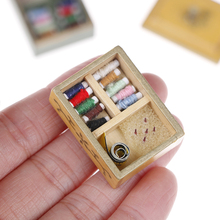 Mejor venta 1:12 miniatura Vintage caja de costura con tapa Winered casa de muñecas accesorios de decoración 2024 - compra barato