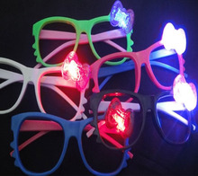 Luz Juguetes 24 unids gato gafas LED parpadeante bienes juguete establo cristal LED partido Decoración LED + 6 unids anillo de dedo 2024 - compra barato