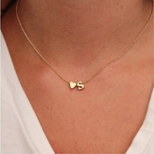 Модное маленькое изящное ожерелье в форме сердца, персонализированное ожерелье с буквами, именное ювелирное изделие для женщин, аксессуары, подарок подруге 2024 - купить недорого