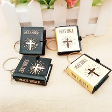 Chaveiros com pingente de livro de simulação, mini versão em inglês da sagrada bíblia cristã, presentes criativos de personalidade 2024 - compre barato