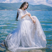 Длинное подиумное платье с вышитыми бабочками и расклешенными рукавами, лето 2019 2024 - купить недорого