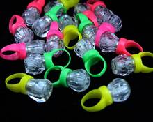СВЕТОДИОДНЫЕ светящиеся бриллиантовые кольца на палец Новинка мигающие светящиеся игрушки для детей день рождения украшения вечеринки сувениры YH1051 2024 - купить недорого