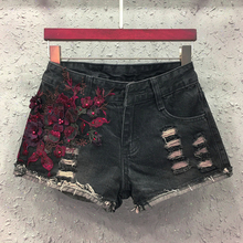 Летние женские джинсовые шорты с вышитыми цветами и жемчужинами, расшитые блестками, черные женские джинсовые шорты с блестками и манжетами и кисточками 2024 - купить недорого