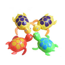 Animal PEQUEÑO de cadena con forma de tortuga para niños y bebés, juguete básico de Color aleatorio para nadar, para baño de niños y bebés 2024 - compra barato