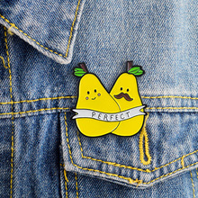 Broche de frutas de dibujos animados para padre e hijo, Pin esmaltado, insignia familiar, accesorio de joyería, color amarillo, dos lindos 2024 - compra barato