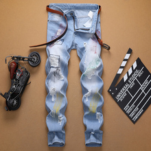 Мужские рваные джинсы небесно-голубого цвета, модель 2019 года 2024 - купить недорого