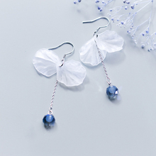 Женские длинные серьги-подвески MloveAcc, серьги из серебра 925 пробы с белыми цветами и синими кристаллами 2024 - купить недорого
