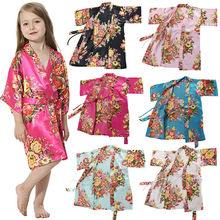 Новая модная детская Ночная одежда для девочек; Летние атласные шелковые пижамы для девочек; Милая Повседневная Ночная рубашка с цветочным рисунком для девочек; Банный Халат 2024 - купить недорого