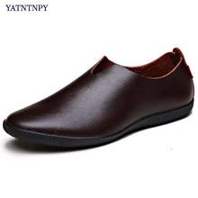 YATNTNPY/Удобная мужская повседневная обувь; Мужская обувь из мягкой кожи; портативные мокасины; обувь для вождения на плоской подошве; слипоны; sapatos masculino 2024 - купить недорого