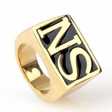 Anillo de acero inoxidable para hombre, anillo con letra tallada en tono dorado, 316L, de NS Rock Roll 2024 - compra barato