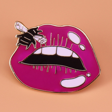 Broche de esmalte de lábios rosa, abelha, broche, criativo, divertido, sexy, boca, psicodélico, arte de lábios, presente de dia dos namorados, acessórios femininos, imperdível 2024 - compre barato