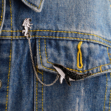 Мультфильм контакты астронавт и китов шпильки джинсовая куртка пальто cap рюкзак Pin рубашка с пряжкой значок мода, послужат прекрасным подарком для друзей 2024 - купить недорого