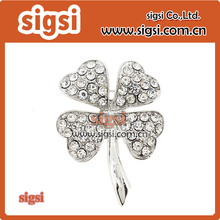 Good looking clover shape alloy rhinestone brooch for wedding decoration 2024 - buy cheap