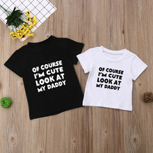Конечно, милая Одежда для маленьких мальчиков и девочек с надписью «I'm CUTE LOOK AT MY DADDY» летняя тонкая хлопковая Повседневная футболка детская одежда футболка для мальчиков 1-10 лет 2024 - купить недорого