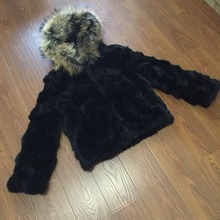 Бесплатная доставка, новое женское зимнее пальто из натурального кроличьего меха с воротником из меха енота, меховая верхняя одежда, куртка из кроличьего меха TPTF0269 2024 - купить недорого