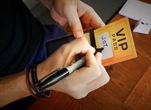 VIP PASS (Gimmick and Online Instructions) Magic Tricks Close Up Magia Prediction Card Magie Mentalism Illusion Gimmick Props 2024 - compre barato