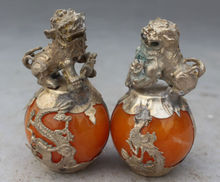 Um par de âmbar artificial elaborado de prata tibetana chinesa fênix foo fu cachorro leão estátuas 2024 - compre barato