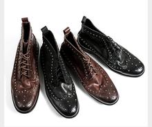 Botas masculinas de couro legítimo, sapatos martin de gravura artesanal com rebites e renda preta, sapatos casuais vintage e de cano alto 2024 - compre barato