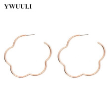 Простые элегантные полые металлические серьги-кольца с цветком для женщин, женские Геометрические серьги, корейские модные ювелирные изделия RY346 2024 - купить недорого