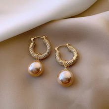 Brinco de argola de pérola barroca torcida, cor de ouro, pingente redondo, joias de casamento, moda, para mulheres 2024 - compre barato