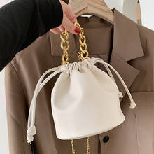 Маленькая женская сумка-мешок на шнурке с цепочкой, сумки через плечо из искусственной кожи для женщин 2021 с жемчужным украшением 2024 - купить недорого
