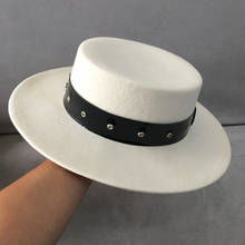 Sombrero Fedora blanco elegante para mujer, sombrero de lana de 100% recortado con banda de cuero y perlas, sombrero plano para mujer, sombrero para Iglesia 2024 - compra barato