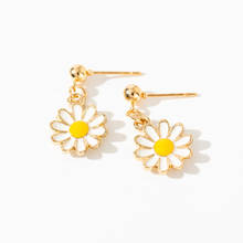 2019 Fashion New Earrings Korean Version Of The Small Fresh Daisy Flower Personality Earrings Women's Clothing Factory Wholesale 2024 - buy cheap