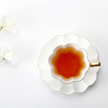 Juego de platillo de taza de café con diseño de pétalos de flor de loto de buen gusto, cucharadita gratis, contorno de hueso de China por la tarde, bandeja dorada para taza de té 2024 - compra barato
