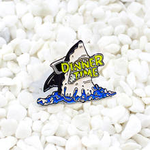 Shark dinner time-broche esmaltado, Pin de solapa de animal marino, insignia punk personalizada, bolsa, chaquetas, accesorios de joyería 2024 - compra barato