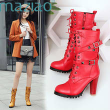 Женские ботинки с заклепками и пряжкой, мотоциклетные ботинки до середины икры на высоком каблуке, на шнуровке, водонепроницаемая обувь, красные ботинки для женщин MAZIAO 2024 - купить недорого
