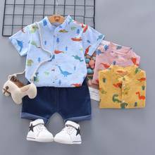 Новая летняя одежда для маленьких мальчиков Комплекты одежды для новорожденных мальчиков, рубашки с короткими рукавами и принтом + джинсы крутые джинсовые шорты, костюм 2024 - купить недорого