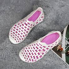 Chanclas de jardín para mujer, zapatos de agua planos a la moda, zapatillas de playa para verano, sandalias deslizantes para exteriores, zapatos de jardinería 2024 - compra barato