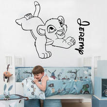 Adesivo de parede personalizado com nome, decalque em vinil para quarto infantil, simba, bebês, decoração de quarto 2024 - compre barato