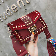 Сумка-мессенджер с заклепками на плечо для женщин, роскошные сумки, женские Кожаные Замшевые сумки, Дизайнерские клатчи, известный бренд, маленькие 2024 - купить недорого