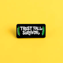 Trust fall survivor Эмаль Булавка черная прямоугольная табличка листья Цитата значок брошь рубашка сумка нагрудные значки коллектор подарок 2024 - купить недорого