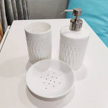 Suprimentos de banheiro de estilo europeu, garrafa de loção de cerâmica branca, saboneteira, boquilha, acessórios de decoração simples de banheiro 2024 - compre barato