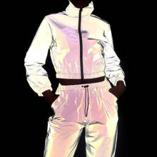 Спортивный костюм женский из двух вещей: короткий топ и брюки из светоотражающей ткани 2024 - купить недорого