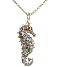 Очаровательное животное ожерелье «Морской конек» кулон многоцветные Стразы и кристаллы NL02254C4 2024 - купить недорого