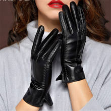 Модные женские кожаные перчатки для сенсорного экрана, бархатные теплые утепленные холодные корейские милые перчатки из овчины, искусственная кожа 2024 - купить недорого