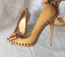 Пикантные бежевые туфли на высоком каблуке с бантиком-бабочкой; туфли с металлическими заклепками и шипами на каблуке 12 см; женские модельные туфли с острым носком для вечеринки по индивидуальному заказу 2024 - купить недорого