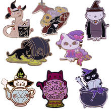 Cute magic witch gatos broche assistente gato esmalte pino emblema dos desenhos animados kitty animal jóias 2024 - compre barato