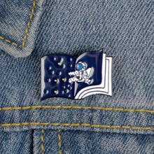 Broche de astronauta para gravar no espaço, broche para livros, alfinetes de metal embutidos para mulheres, pinos, joias, acessórios 2024 - compre barato