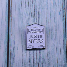Judith myers nossa amada filha tombstone esmalte pino filme de terror broche para lapela cachecol distintivo 2024 - compre barato
