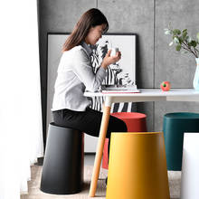 Скандинавский пластиковый табурет, утолщенный, многофункциональный, для хранения, креативный, простой, модный, оригинальный, высокий стол, скамейка, круглый стул-ведро 2024 - купить недорого