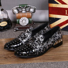 Sino bella sapatos masculinos de couro legítimo, novo estilo britânico, plus size, prata, metal, rebites, impressão, sapatos, loafers, para festa 2024 - compre barato